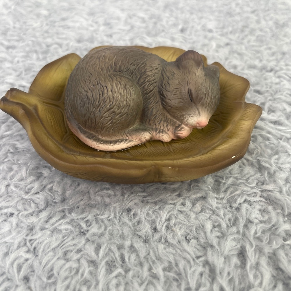 Vintage Global Art Harvey‎ Knox Kingdom Figurine Brown Sleeping Mouse on Leaf